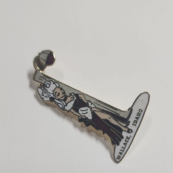 Vintage Wallace Idaho Red Light Street Lamppost Lady Enamel Lapel Pin Souvenir - Picture 2 of 5